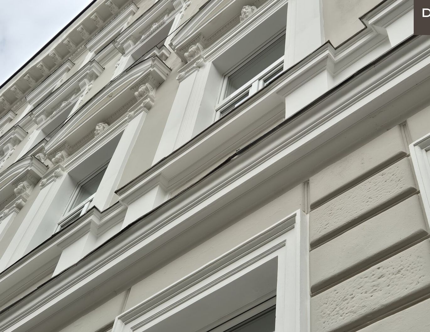 | UNBEFRISTET VERMIETETER ALTBAU | SANIERTES HAUS | STILFASSADE