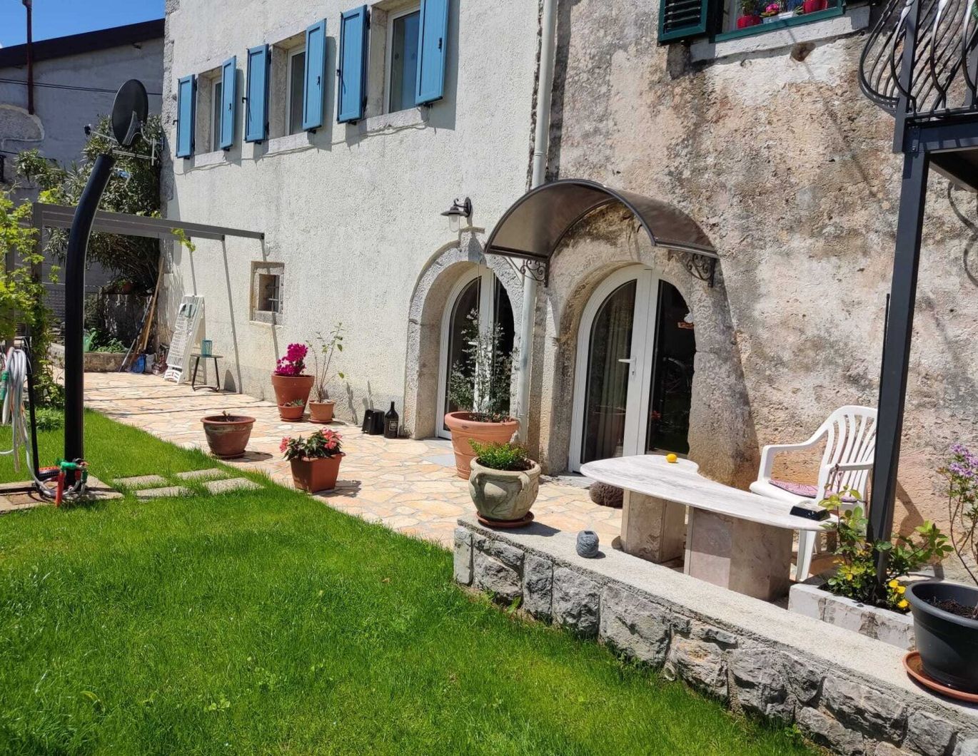 Traumhafter Weitblick! 1 Wohnung + 2 Studios mit einem herrlichen Garten! Poljane -Opatija!