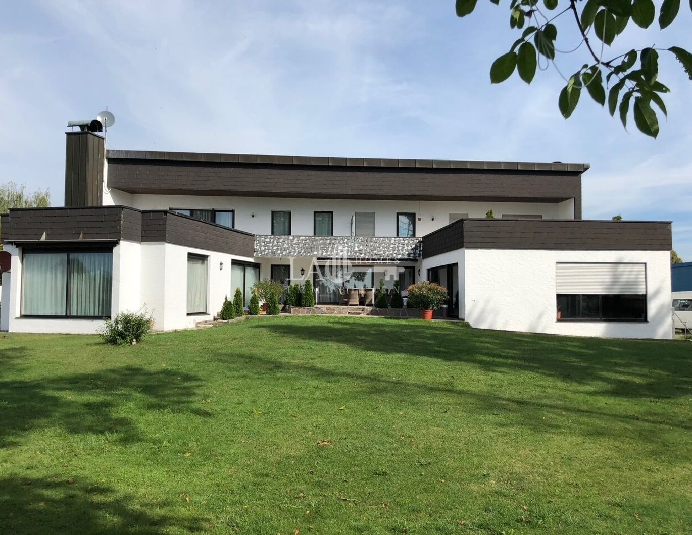 Traumhaftes und großzügiges Anwesen in Thannhausen, Bayern - inkl. 4 Garagen und Indorpool