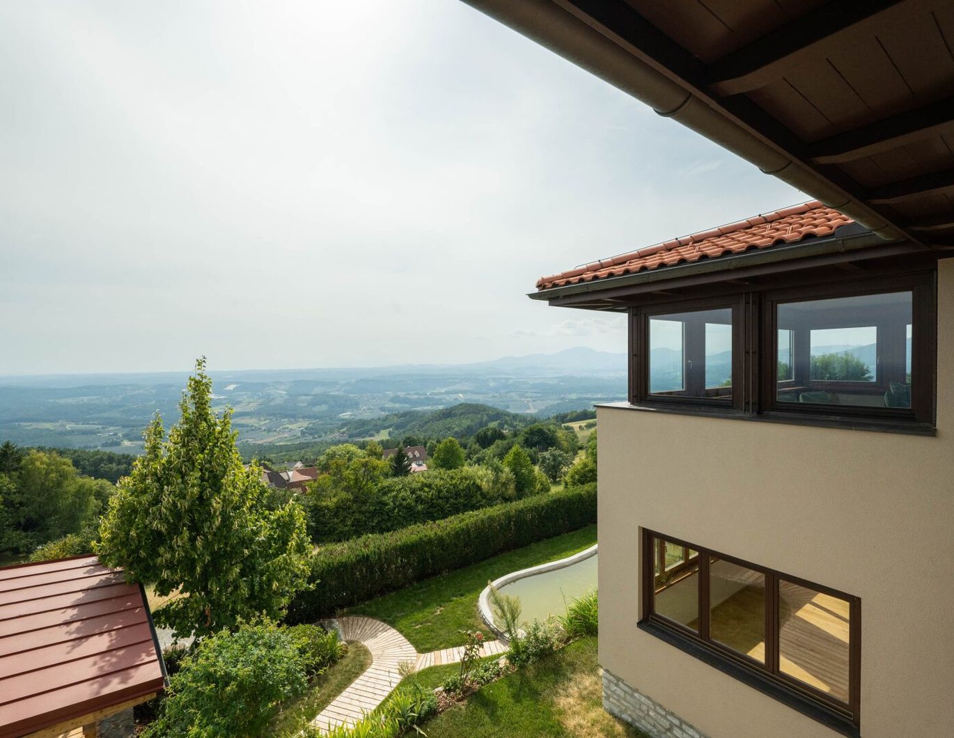 Italienischer Flair am Kulm - ästhetisches Eck-Toskana-Haus mit unverbaubarer Fernsicht in absoluter Ruhelage mit Ganztagssonne.