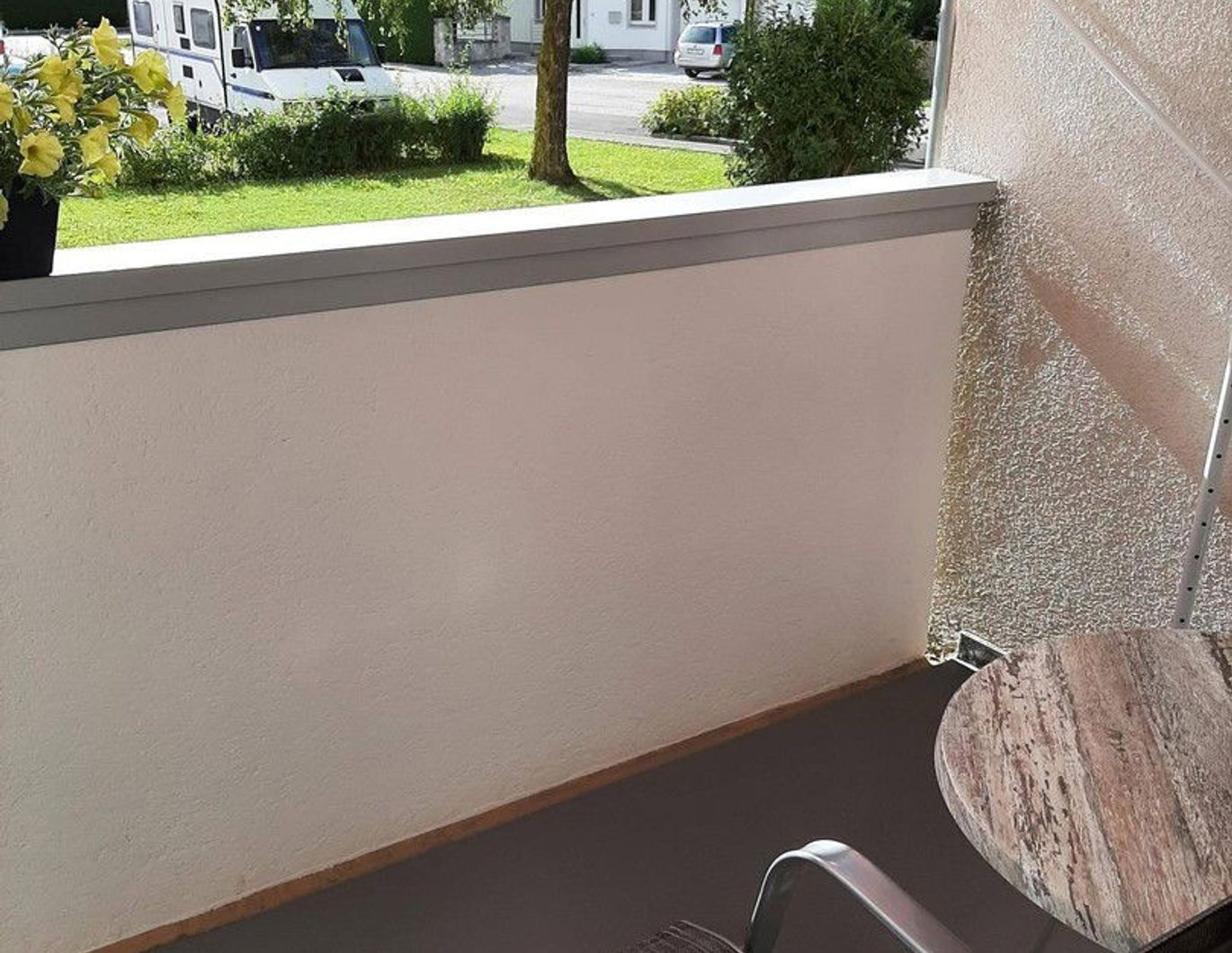 Wunderbar große und helle 2-Zimmer-Wohnung mit Loggia und Blick ins Grüne