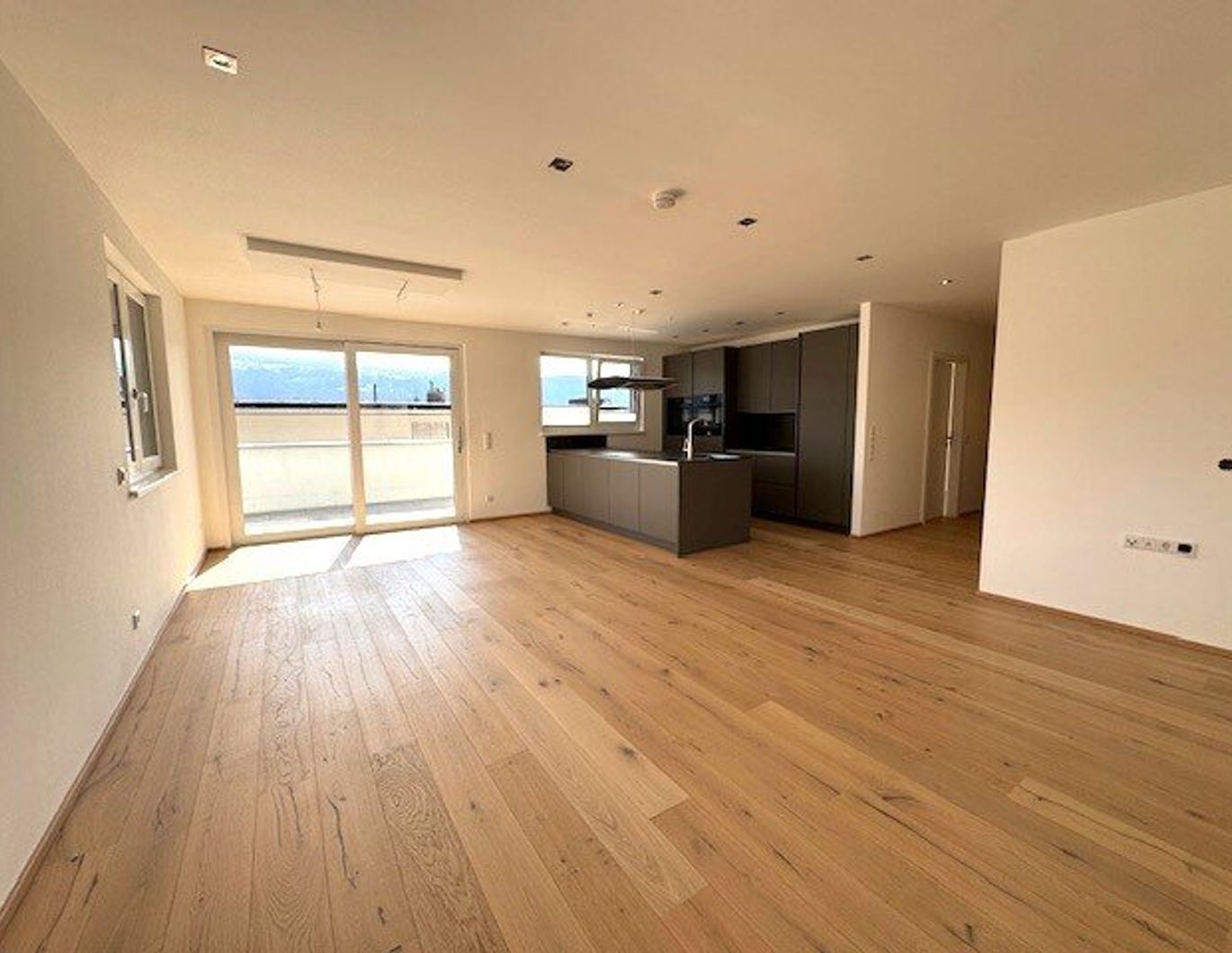 Sofortbezug! Neuwertige Dachgeschosswohnung mit sonniger Süd-Terrasse in Mils