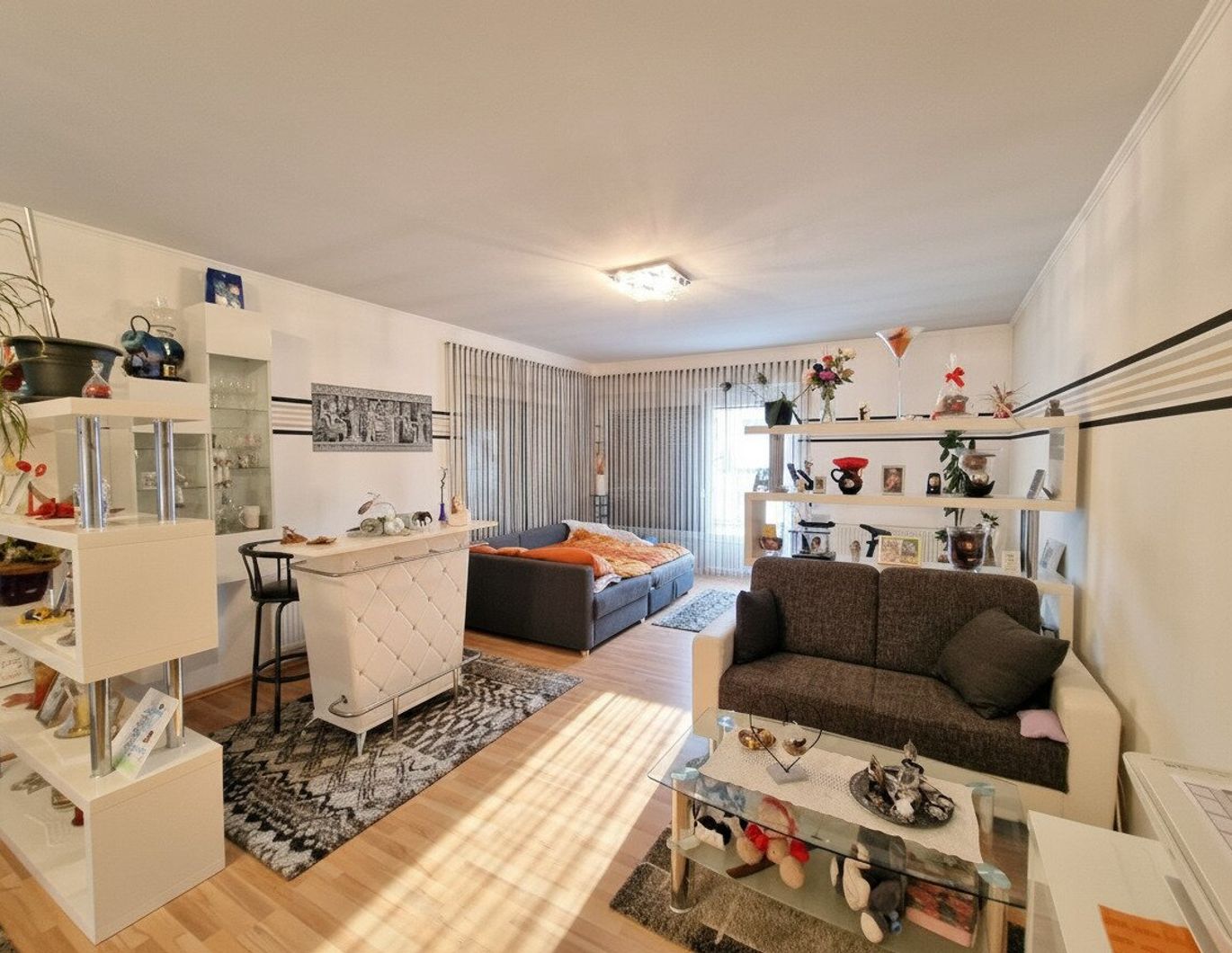 Großzügiges Familienhaus auf mehreren Etagen mit Garten, 3 Terrassen, 2 Garagen & Partyraum