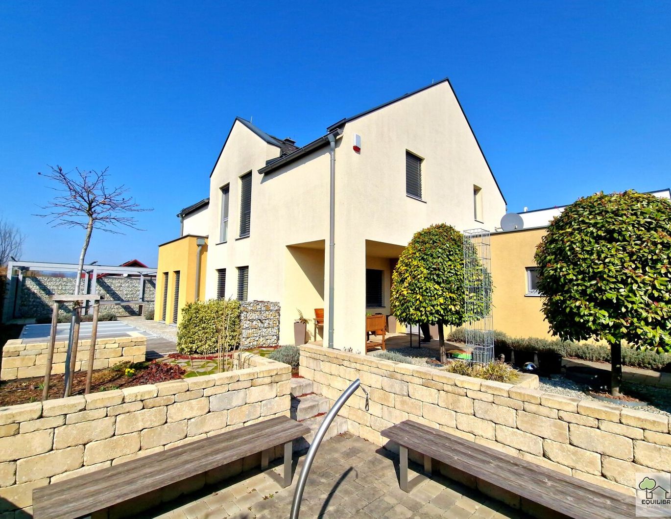 MODERNES EINFAMILIENHAUS MIT POOL, DOPPELGARAGE UND HERRLICHEM GARTEN - NAHE WIEN