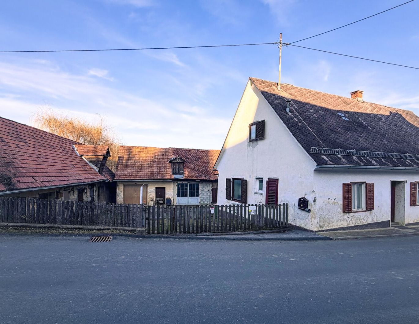 Einfamilienhaus mit Entwicklungspotenzial auf großzügigem Grundstück inklusive Landwirtschaftsflächen und Wald