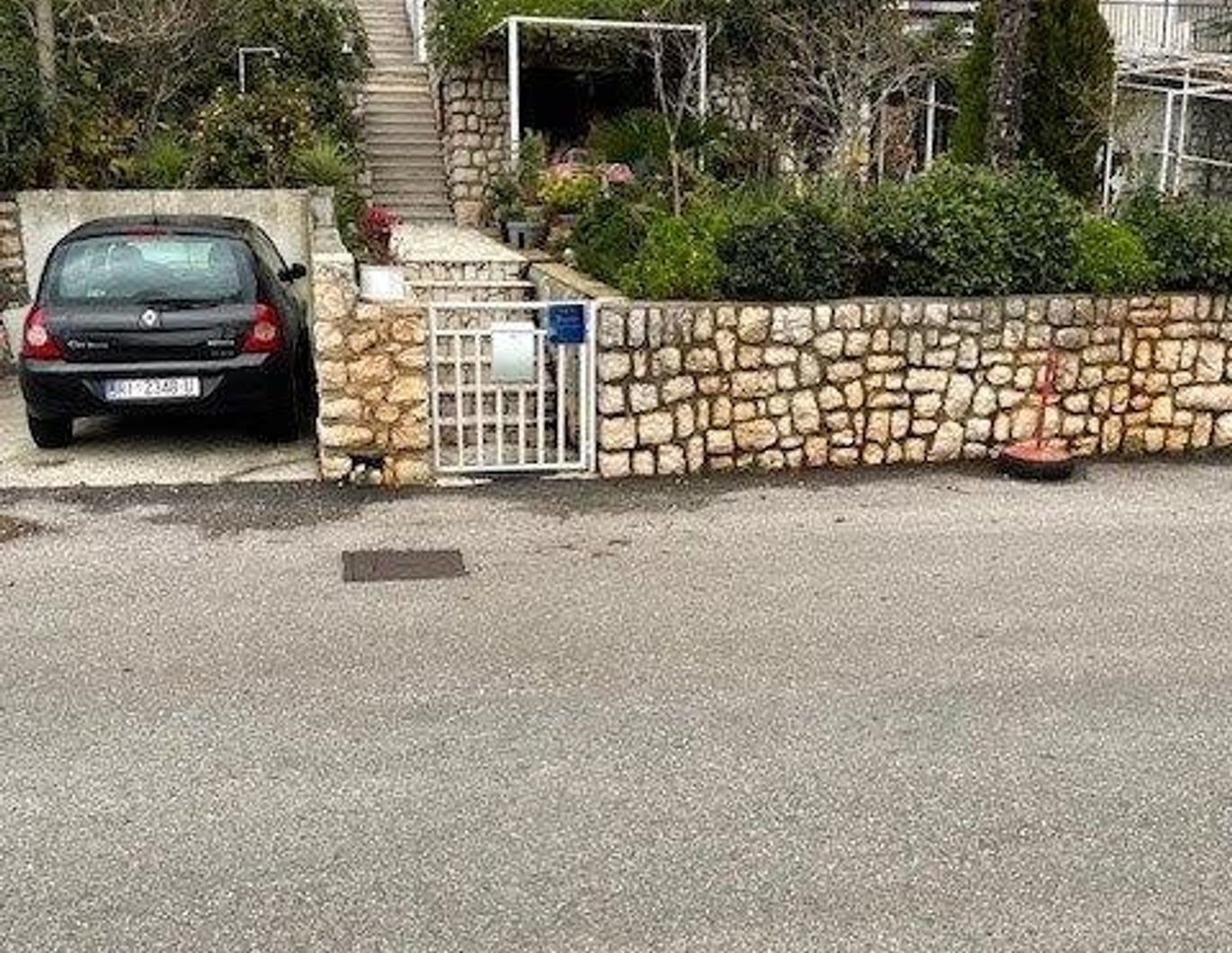 Crikvenica/Kacjak: Apartmenthaus mit 5 Wohneinheiten, nur 140 Meter vom Strand entfernt!