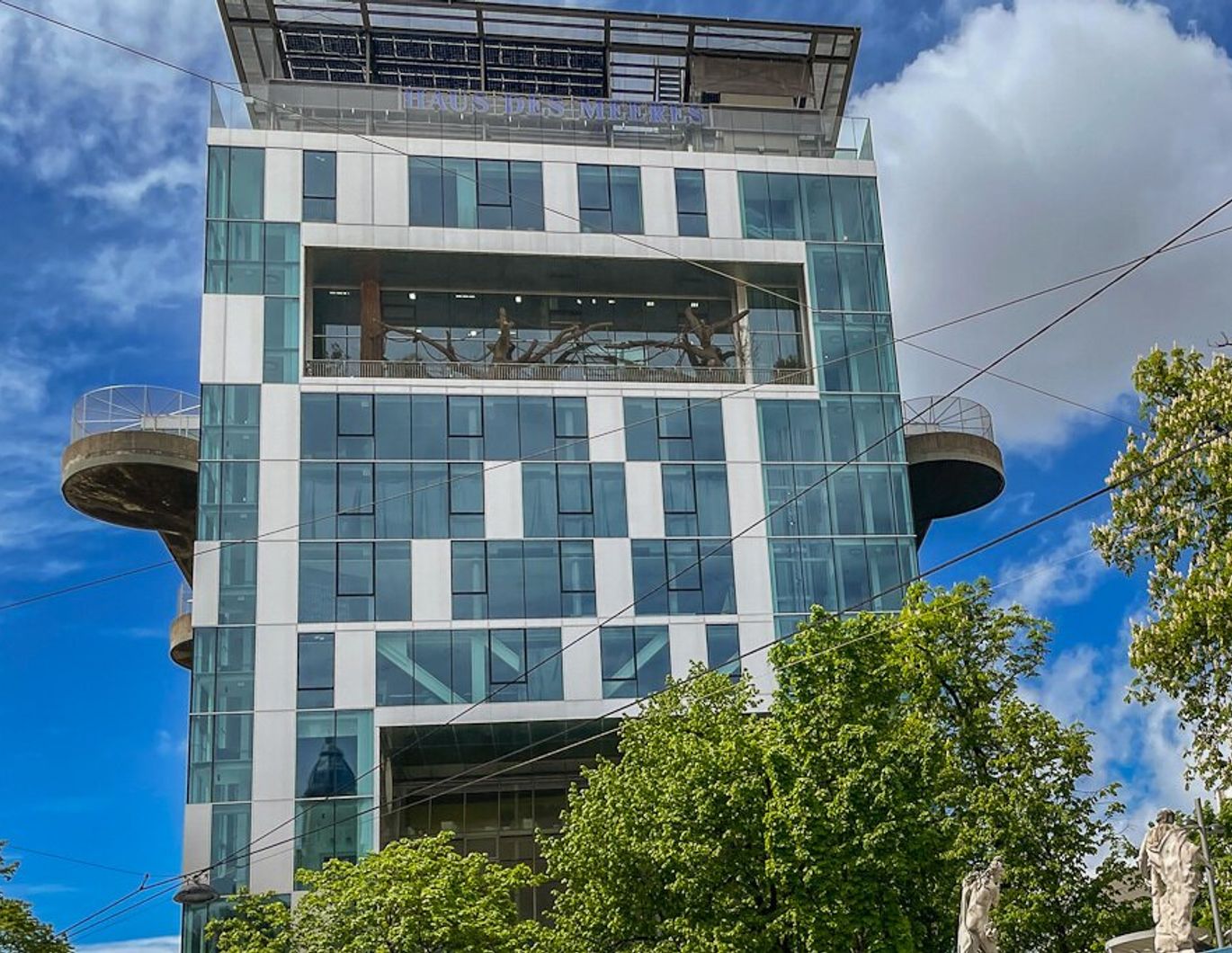 Großzügige Altbauwohnung mit kleinem Balkon in repräsentativen Stilaltbau