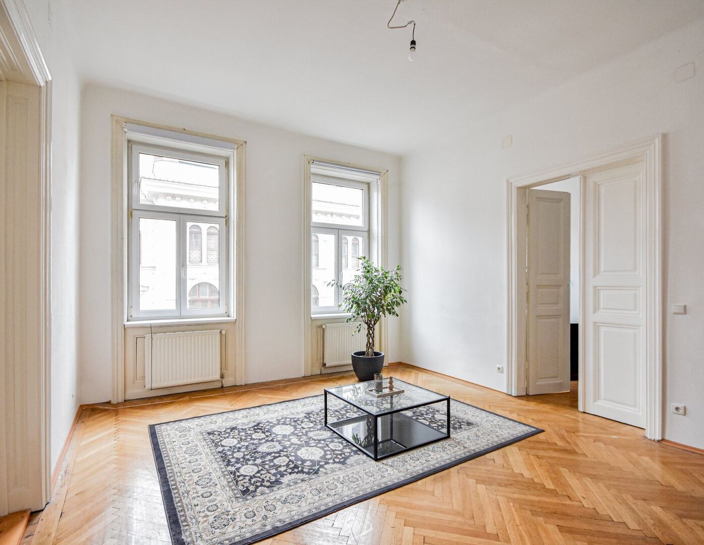 WG-geeignet: Schöner 3,5-Zimmer-Altbau mit hofseitigem Schlafzimmer