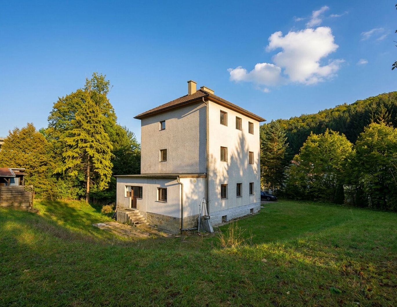 Teilsaniertes Wohnhaus mit viel Platz, Grünblick und Entwicklungspotenzial in Zentrumsnähe