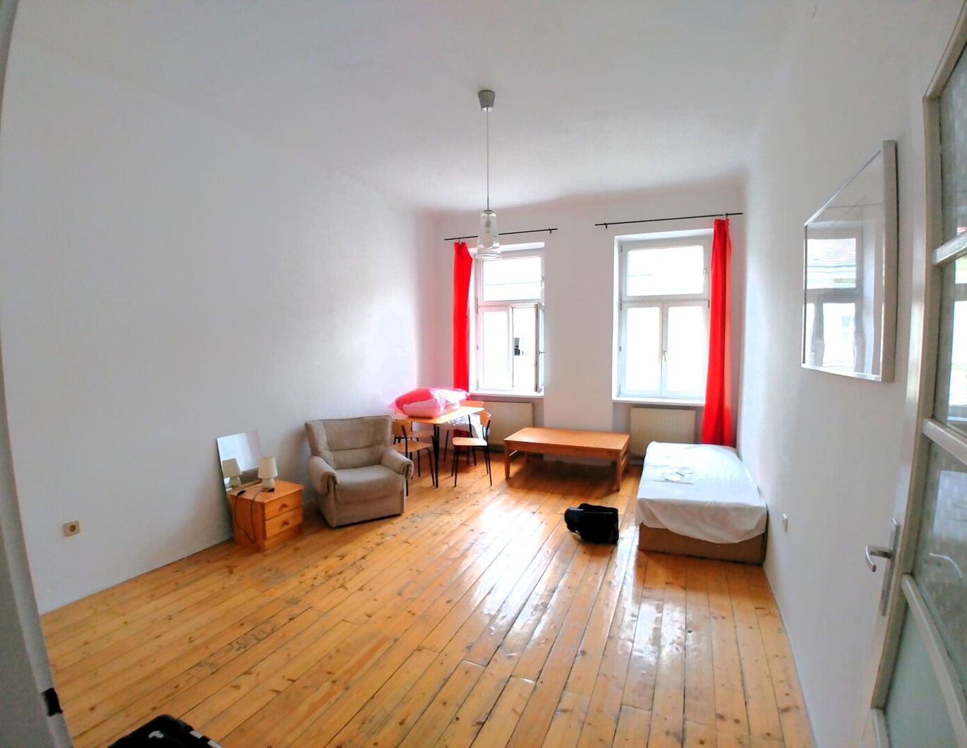 Renovierungsbedürftige, helle Singelwohnung in zentraler Lage!