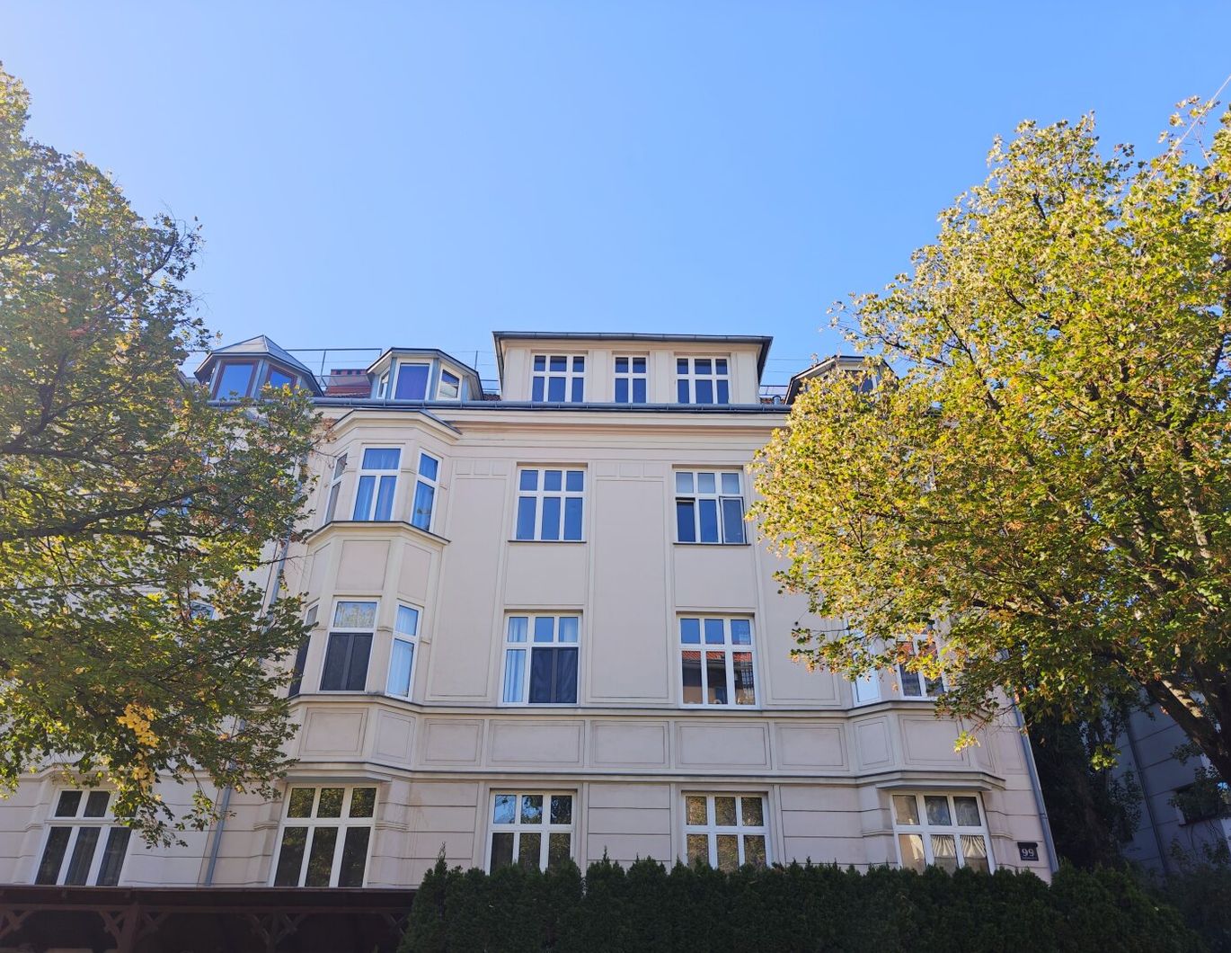 Nähe Hugo-Wolf-Park: Charmante Altbauwohnung mit Erker + Gegliederte Fassade + zentraler Grundriss + Familien- und WG-Geeignet