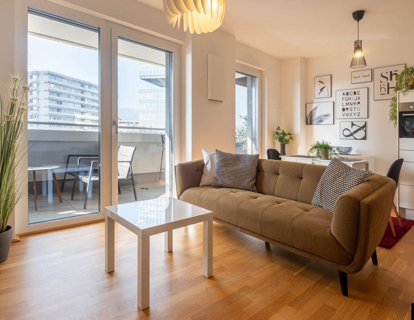 LINZ: Bruckner Tower. Sonninge Microflat mit Tiefgaragenplatz