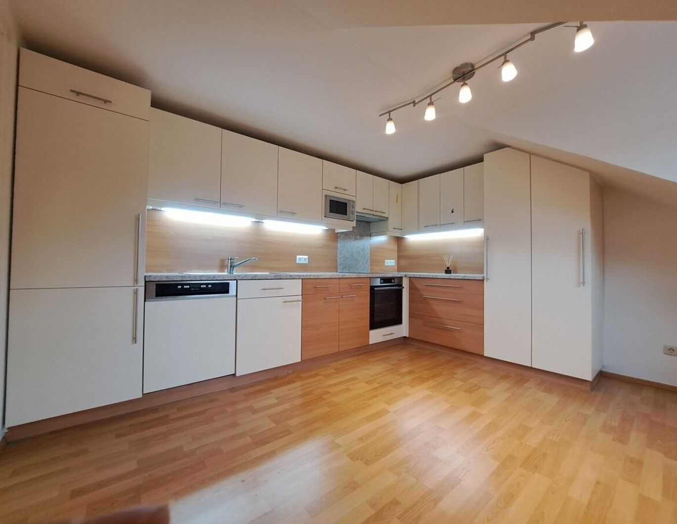 Zentral wohnen im Herzen der Lipizzanerheimat: geräumige, modernisierte 3-4 Zimmerwohnung und Gartenanteil