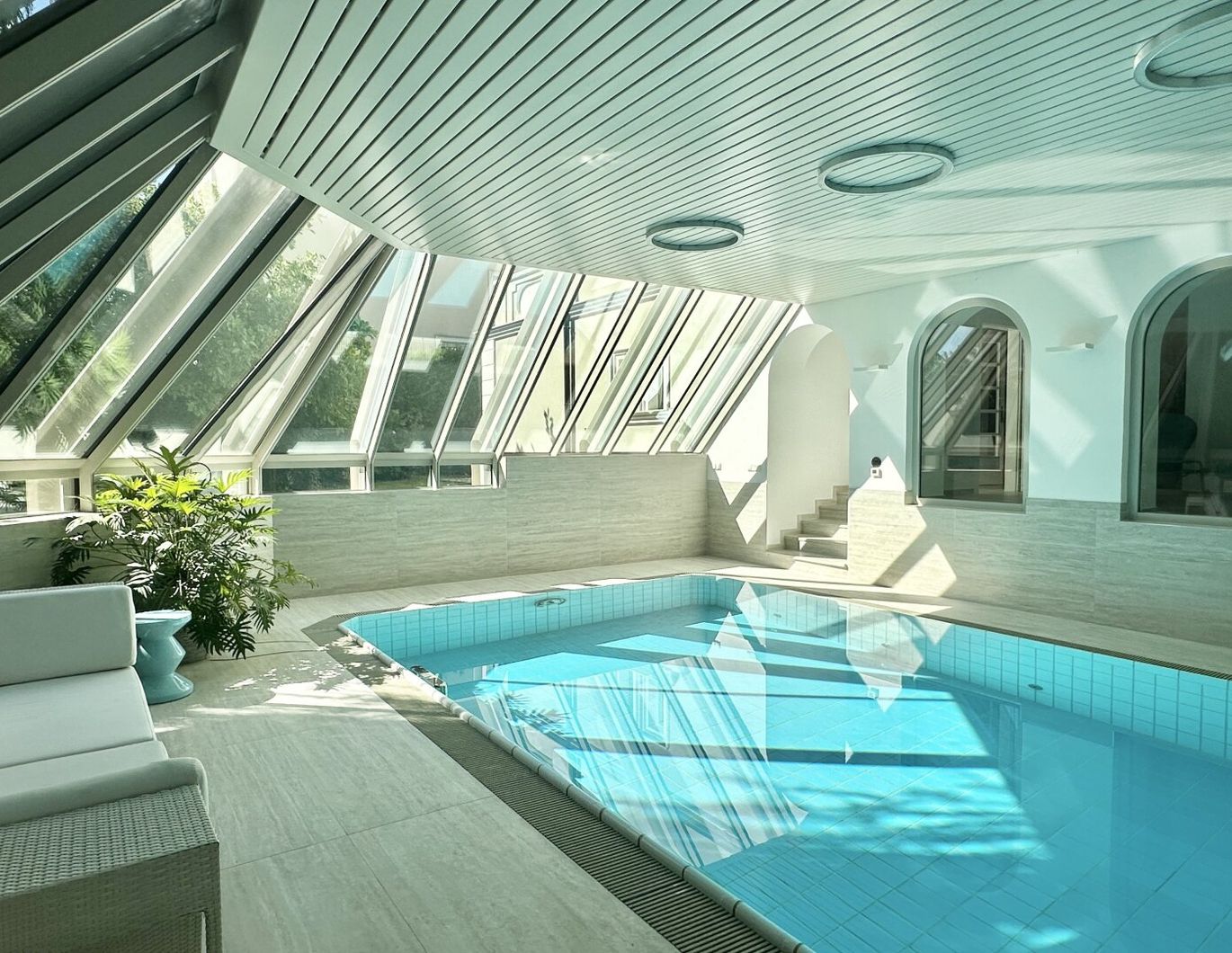 Riesige Familienvilla mit Poolhalle, uneinsichtigem Garten und großer Garage