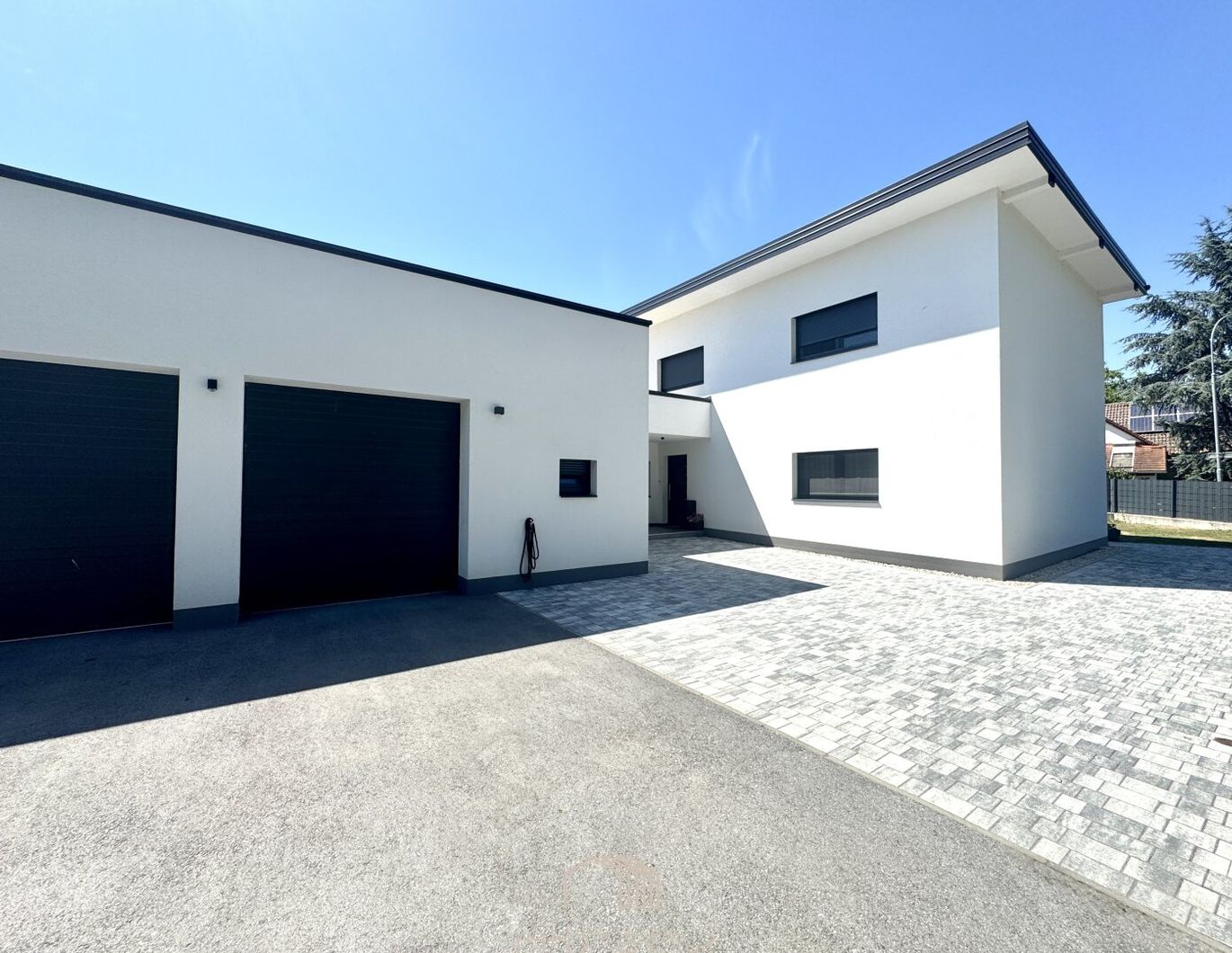 RUHE UND NATUR: Geräumiges Einfamilienhaus mit Doppelgarage und viel Stauraum