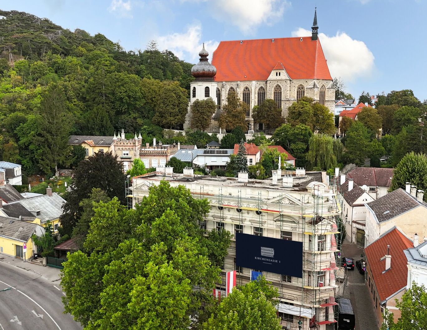 IMPOSANTE ALTBAUWOHNUNG MIT BALKON UND TRAUMBLICK AUF DIE KIRCHE II PRESTIGE UND ELEGANZ II WOHNEN IM DENKMALGESCHÜTZEN MÖDLINGER STADTJUWEL II FUSSGÄNGERZONE
