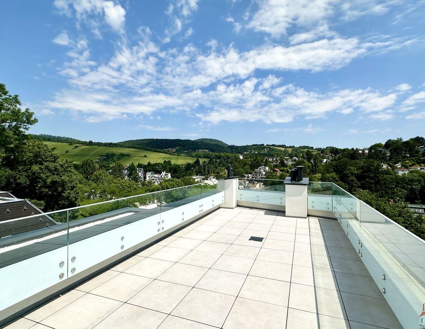 Atemberaubender Panoramablick - luxuriöse 3,5-Zimmer-Dachgeschosswohnung mit 96 m² Dachterrasse