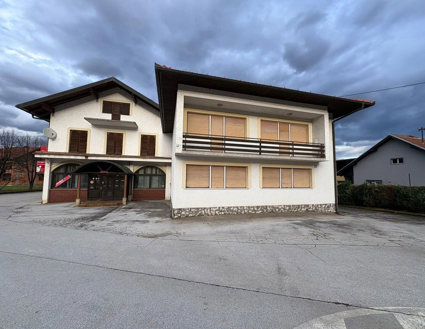 Haus mit Hofhaus, Büro-Haus, Garten und Tenis-Spielplatz