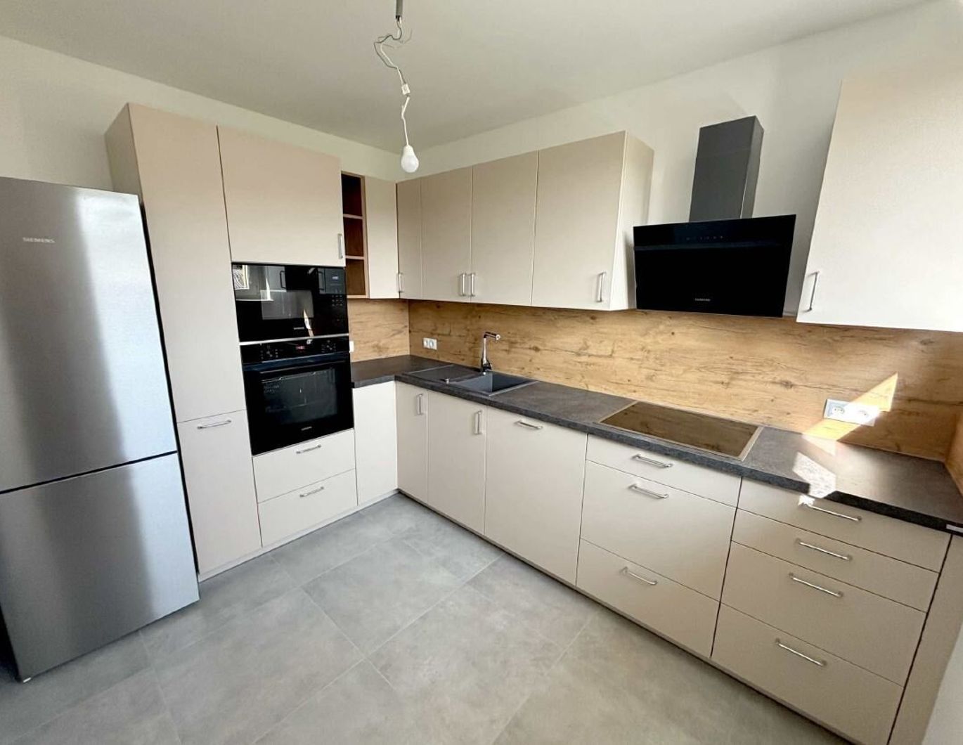 Erstbezug! Großzügige sanierte Eigentumswohnung mit Loggia!