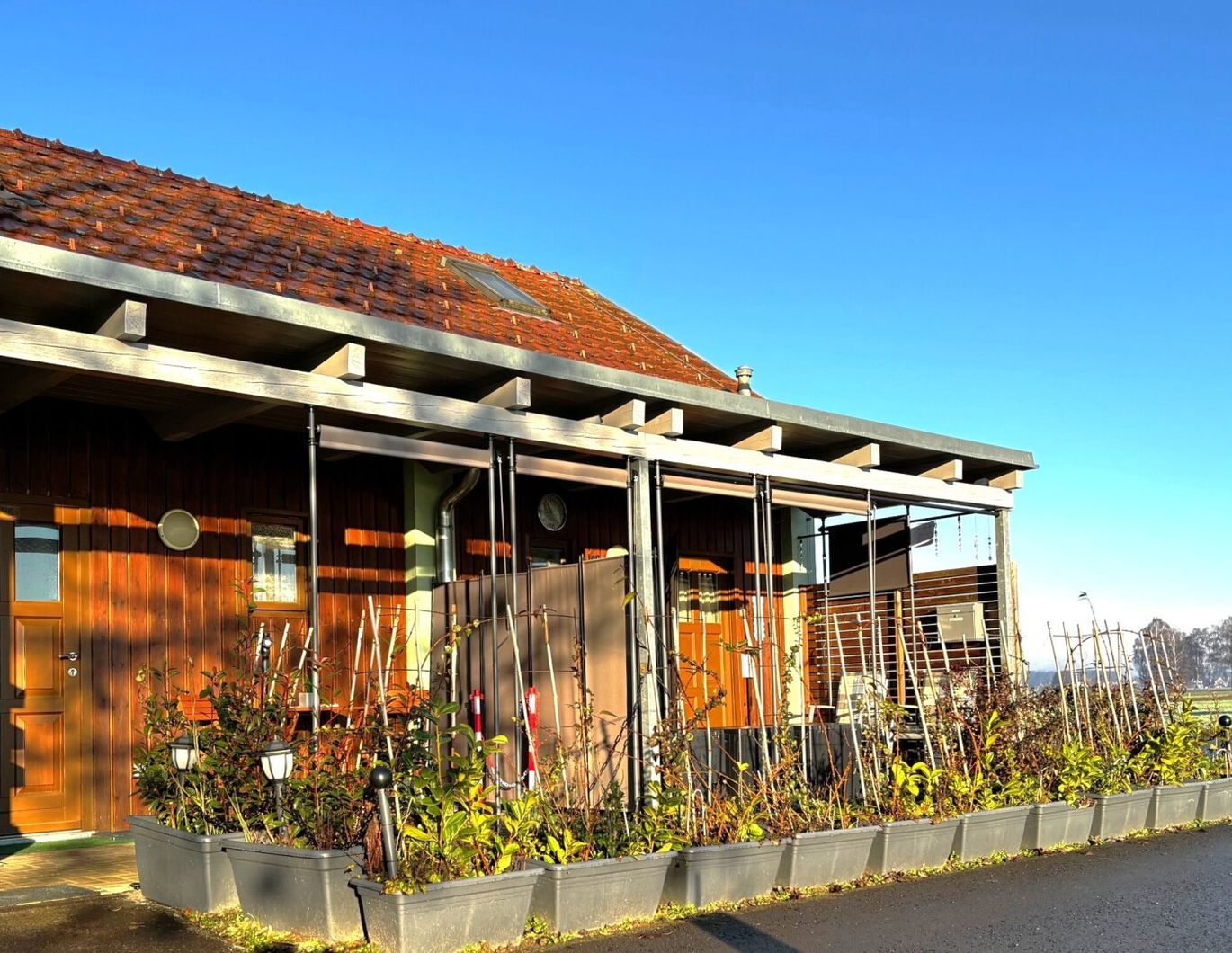 Galeriewohnung mit Kellerersatzraum und Autoabstellplatz am Stadtrand.