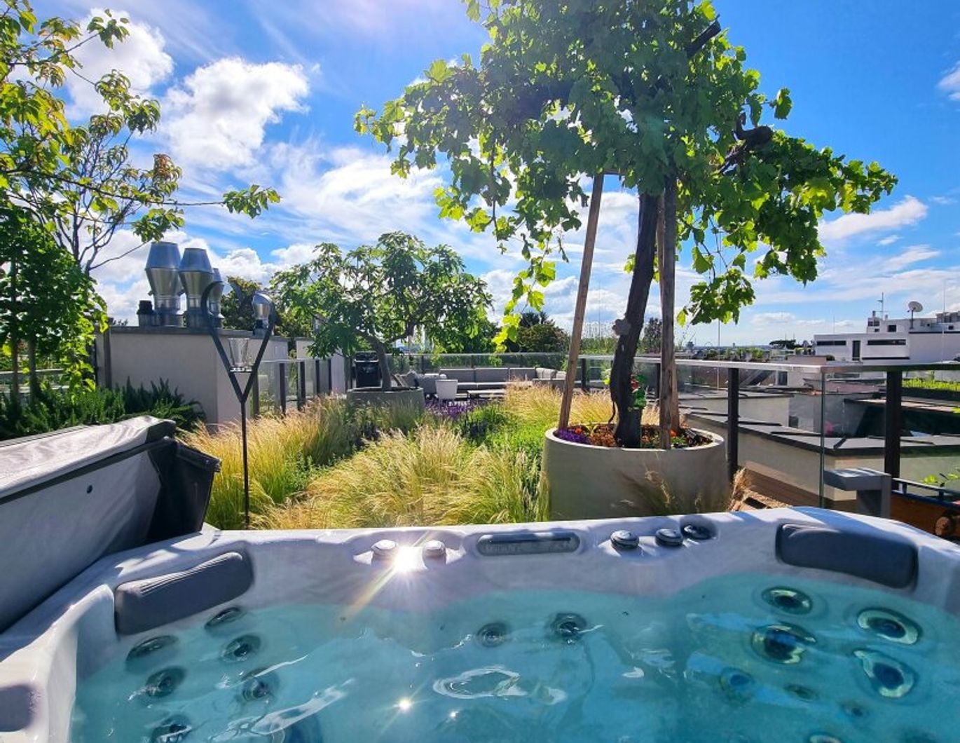 Besser gehts nicht! Top Penthouse in Best- und Ruhelage! Lift direkt in die Wohnung + Gigantische Terrasse + Hohe Räume und viel Licht + Blick ins Grüne und in die Ferne + Garagenplatz!