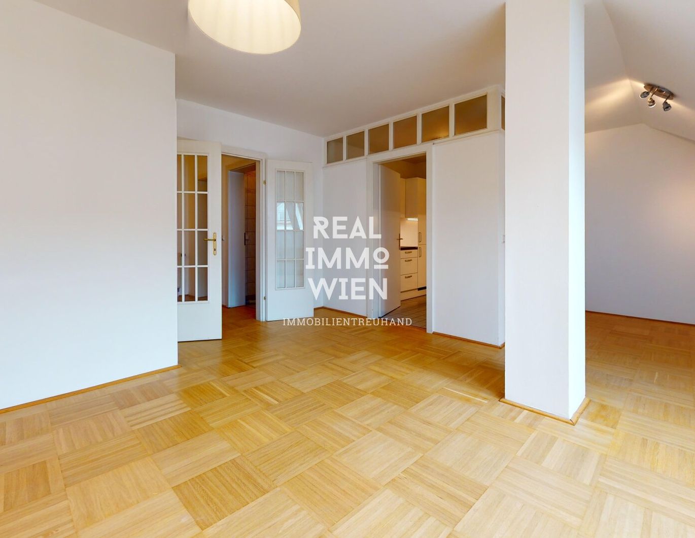 Renovierte und helle 2 Zimmer Dachgeschosswohnung zu vermieten!