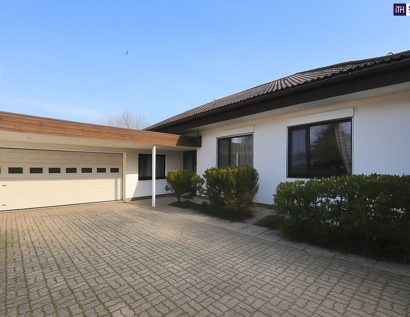 Traumhafter Bungalow mit Indoor-Pool, Weinkeller & großem Garten auf Eigengrund