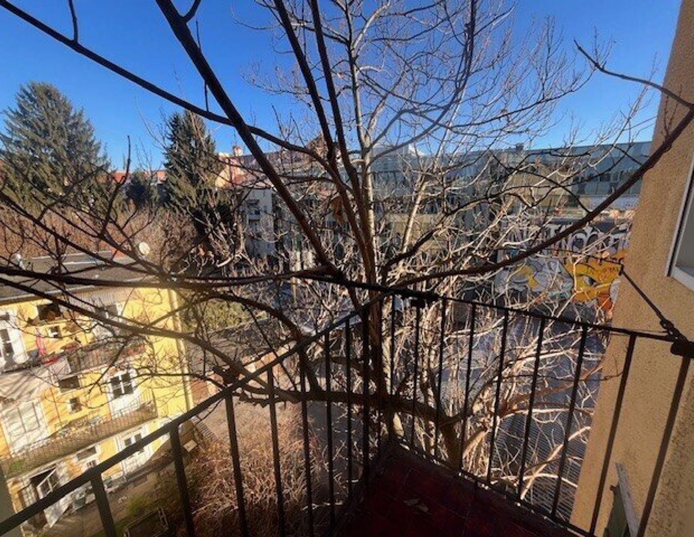 Zentral gelegene Altbauwohnung mit Balkon Nähe TU