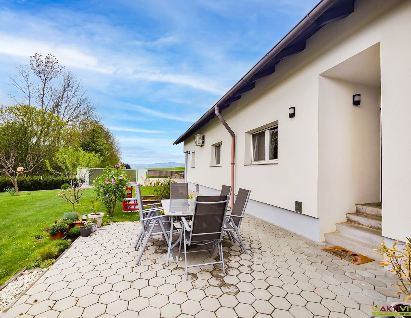 Vollsaniertes Wohnhaus mit großem Garten, Terrassen mit Ausblick und Potenzial.