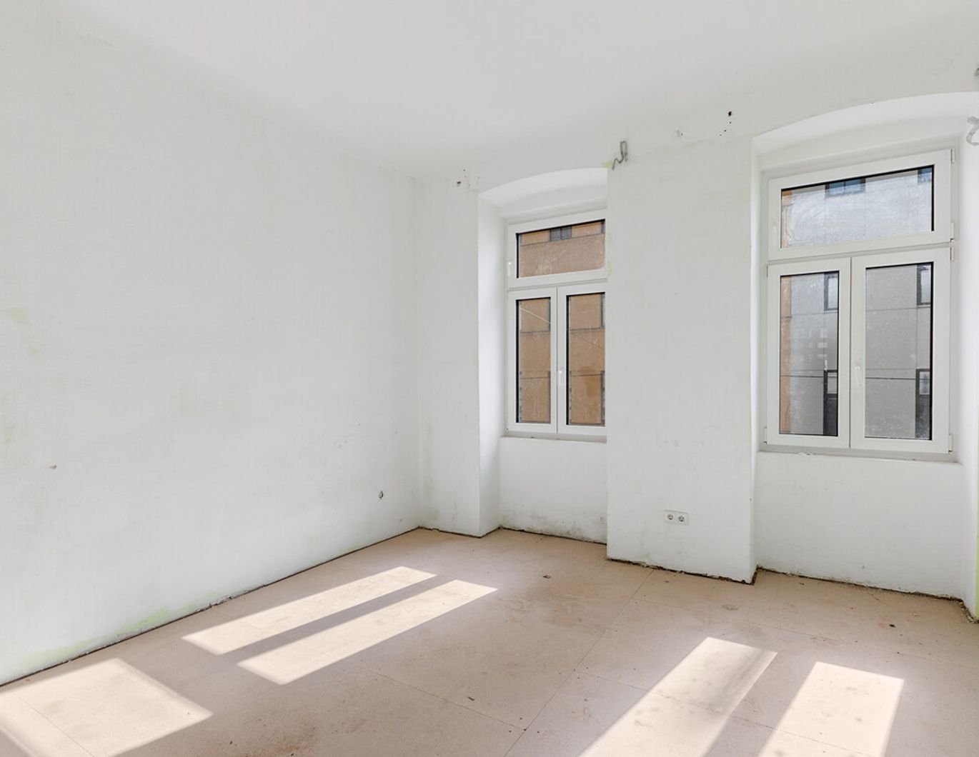 Sanierungsbedürftige Altbauwohnung inklusive Balkon