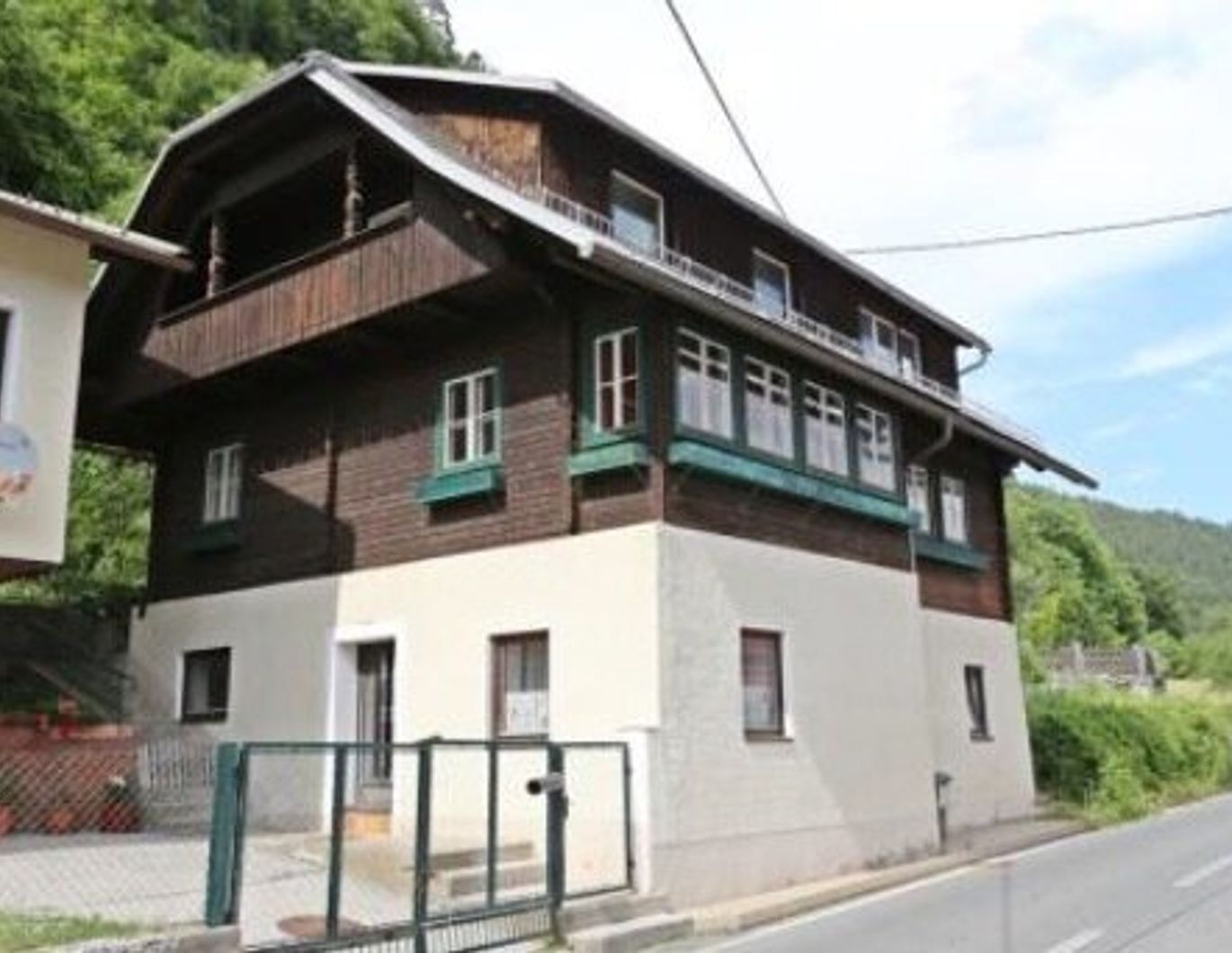 Wohnhaus nähe Warmbad/Villach: 200m² mit Balkon, Terrasse & Garagen!