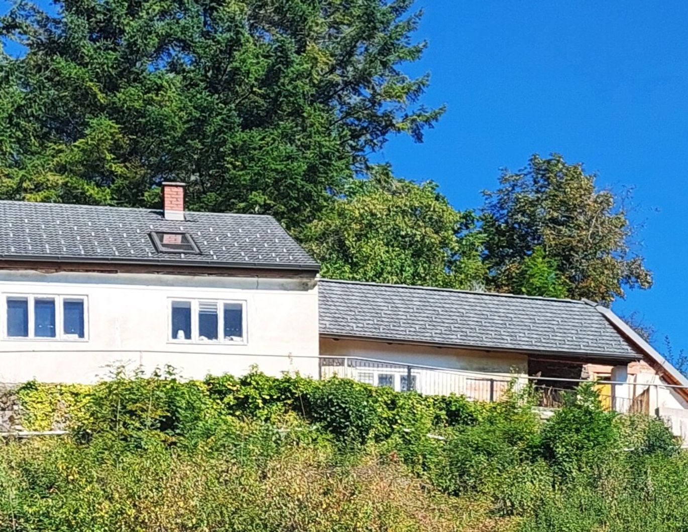 HISTORISCHER CHARME: BURGIDYLL - MODERNES DACH MIT ALTEN MAUERN IN MALERISCHER LANDSCHAFT
