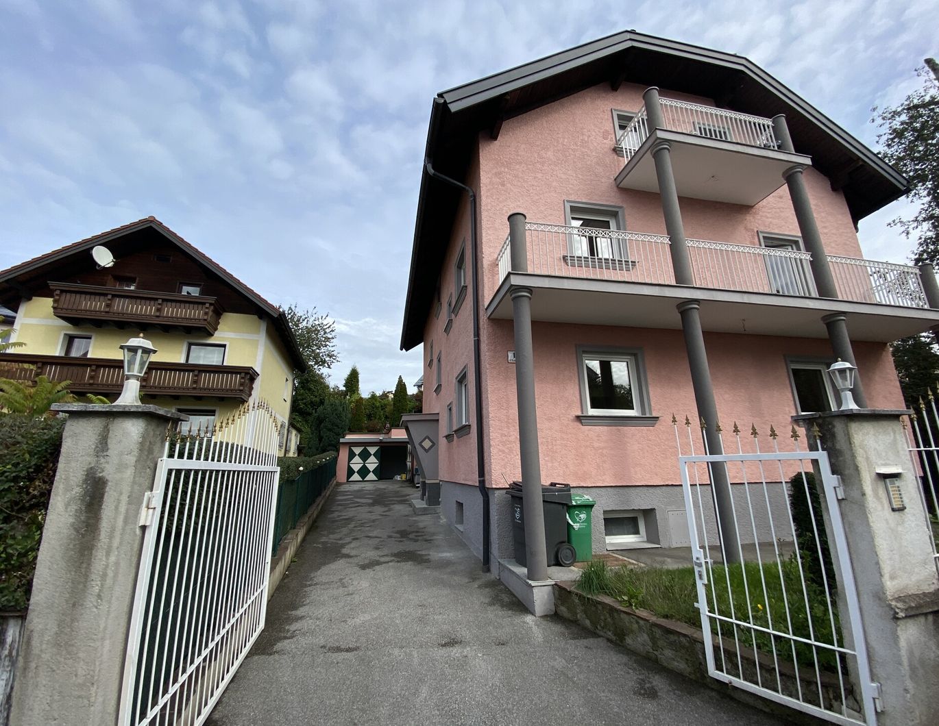 3-Zimmer-Wohnung mit zwei Balkonen, Badewanne, Doppelgaragen, und eigenem Garten