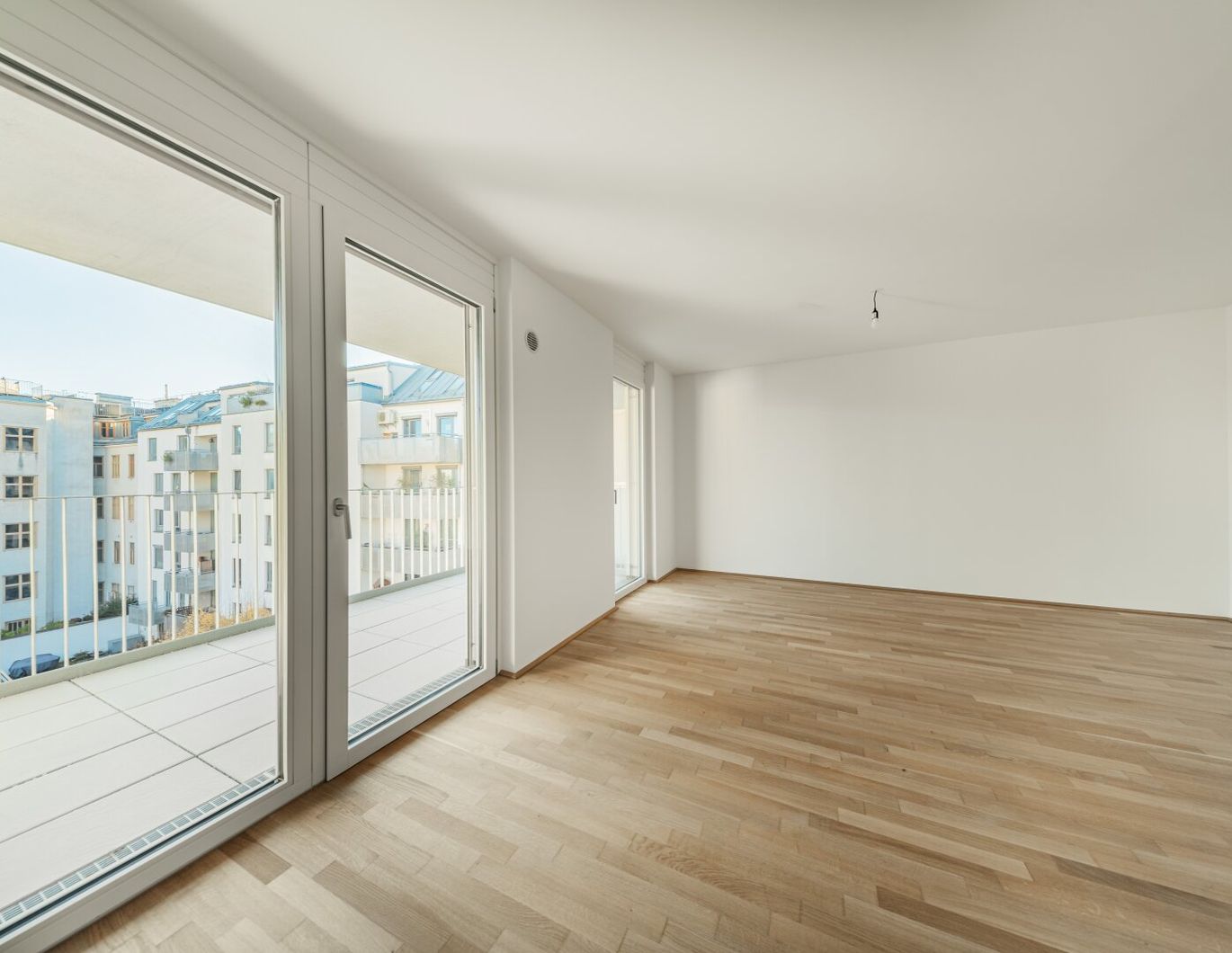 SOFORT EINZIEHEN >> charmante 3-Zimmer Wohnung mit bodentiefen Fenstern und 2 Balkone >> Top Anbindung