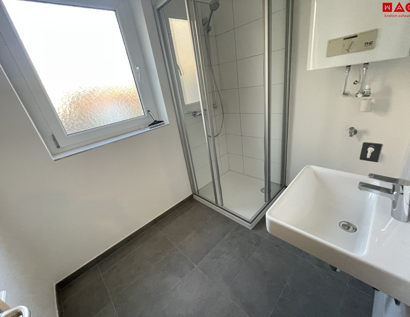 Neu sanierte 3 Zimmer-Wohnung mit Balkon und Küche!