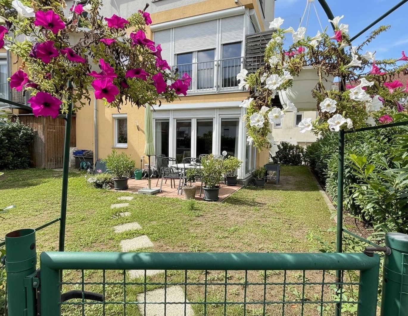 Sonniges Gartenparadies in Schwechat - 3 Zimmer mit Terrasse, Eigengarten und 2 Garagenplätzen!