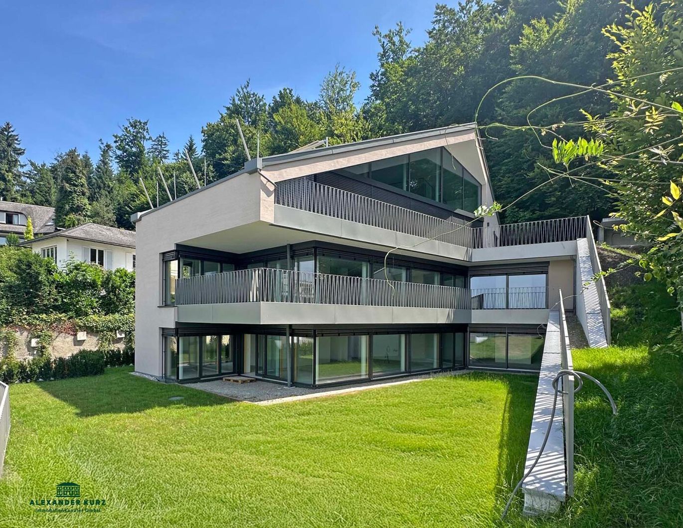 Exklusive Neubauwohnung mit Garten in Aussichtslage