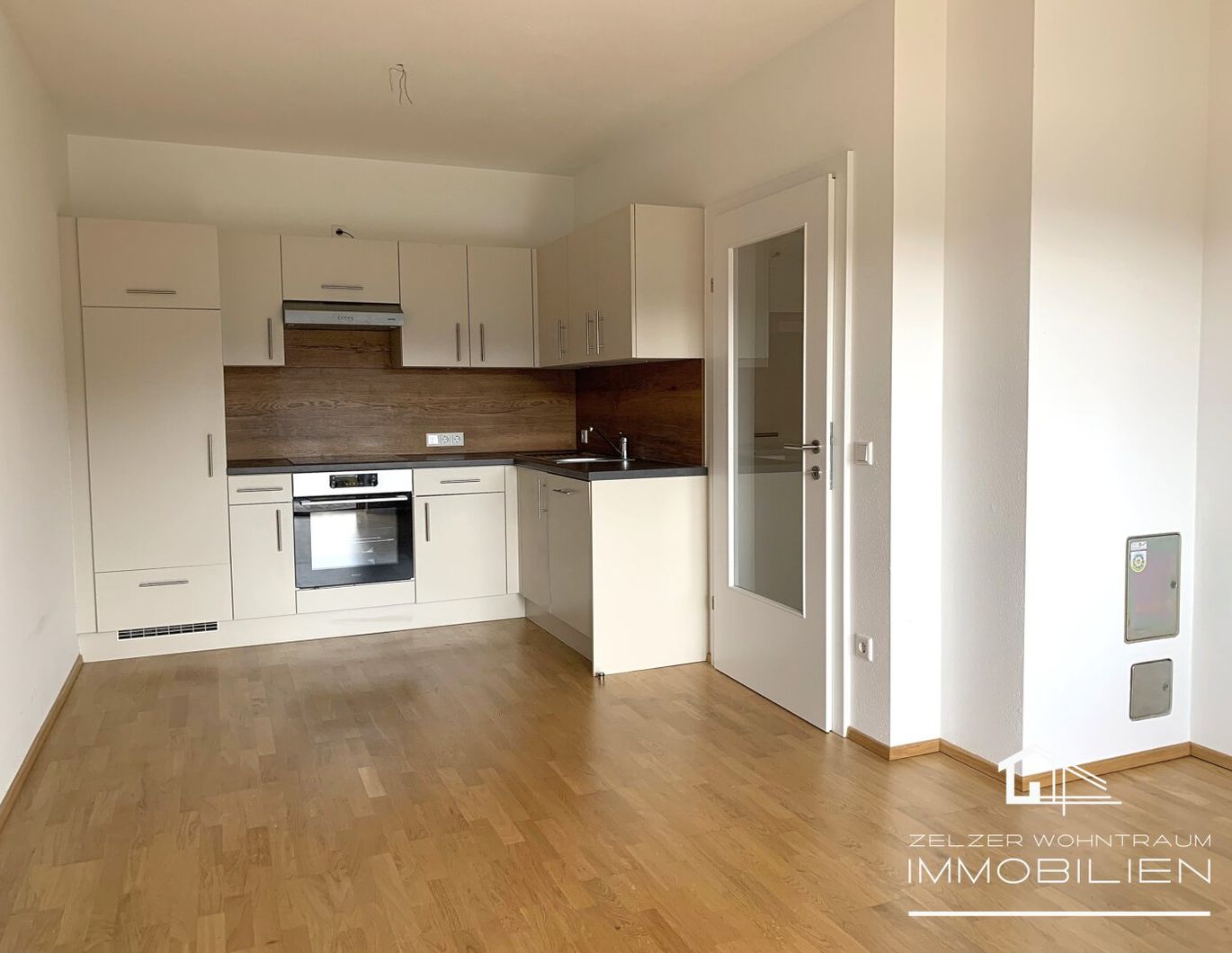 NEUBAUWOHNUNG AUF EINER KLEINEN ANHÖHE MIT AUSBLICK