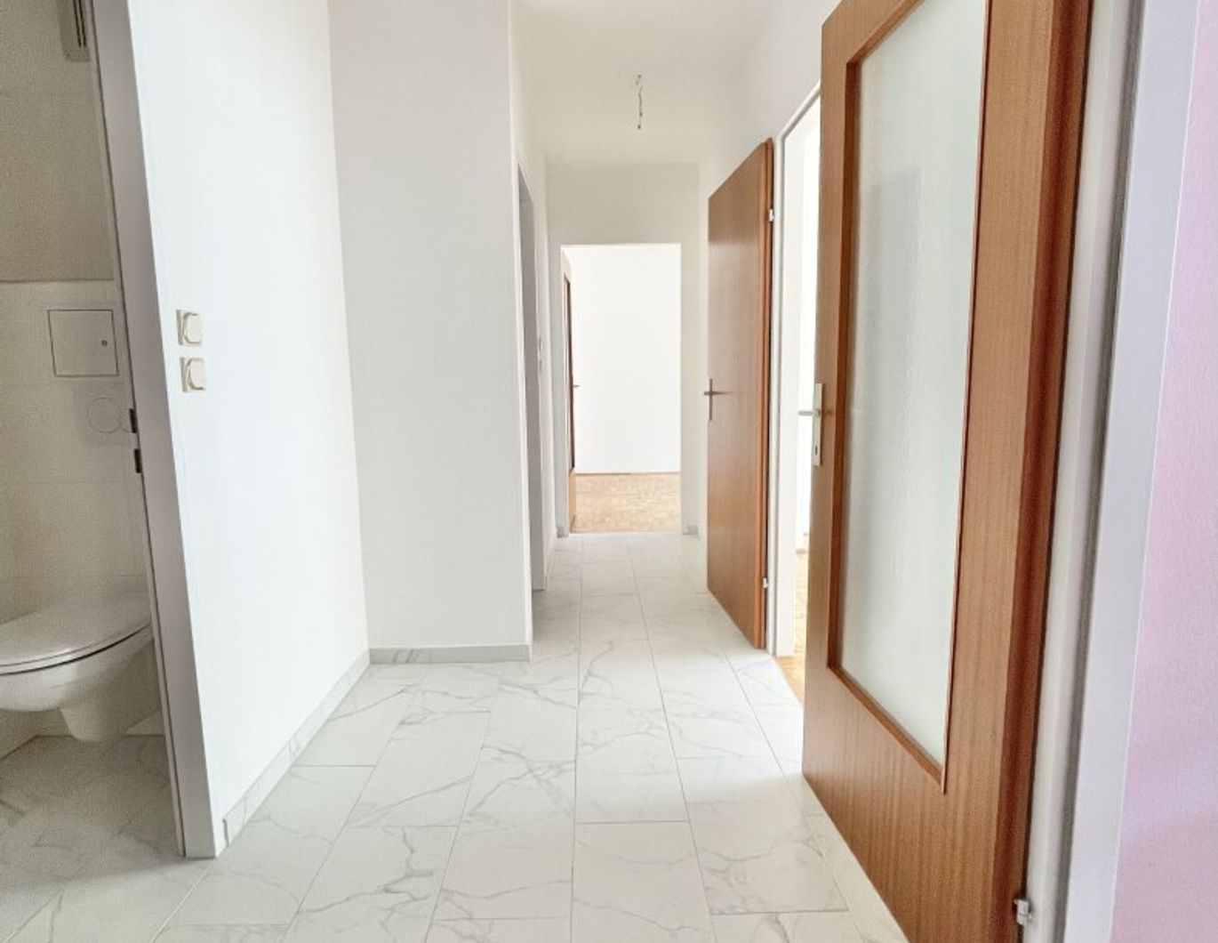 Vollrenovierte 2-Zimmer-Wohnung mit Loggia in zentraler Lage - Jetzt zugreifen!