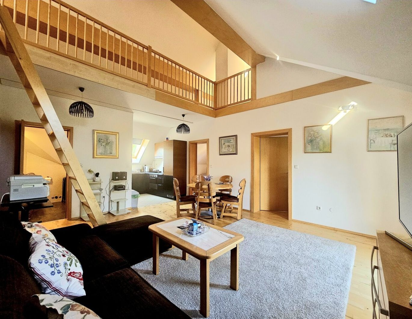 Lichtdurchflutete Stadtoase mit Galerie & Garcionerre im Erdgeschoss