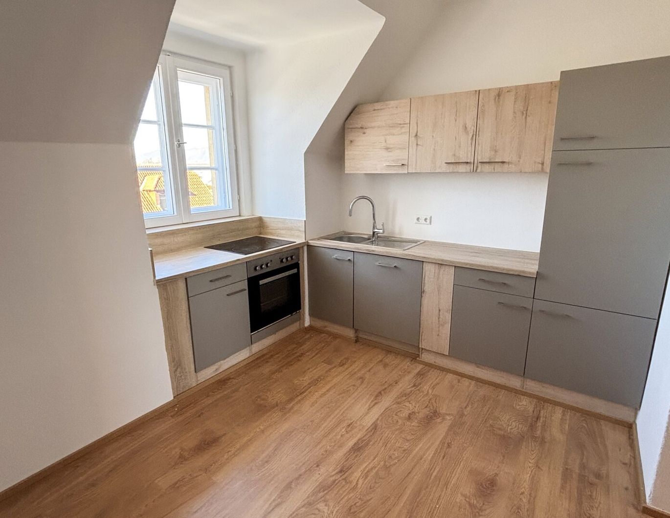 Helle, sanierte Dachgeschoßwohnung mit Fernblick