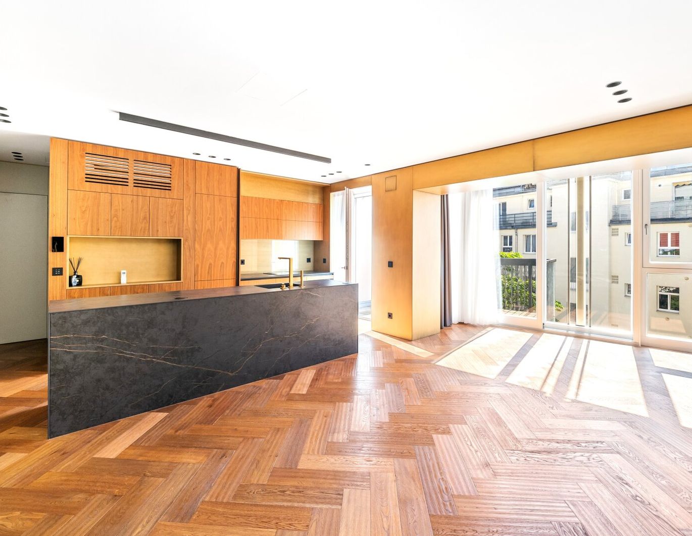 Exklusivität zum Einziehen! Design + Eleganz + Raffinesse + Edle Materialien! TOP-Wohnung in TOP-Lage mit hofseitiger Terrasse! Wünsche werden wahr....