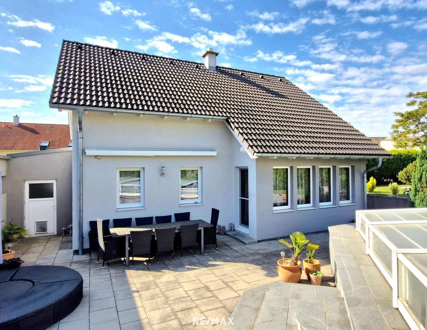 PALMEN, POOL und BARBEQUE