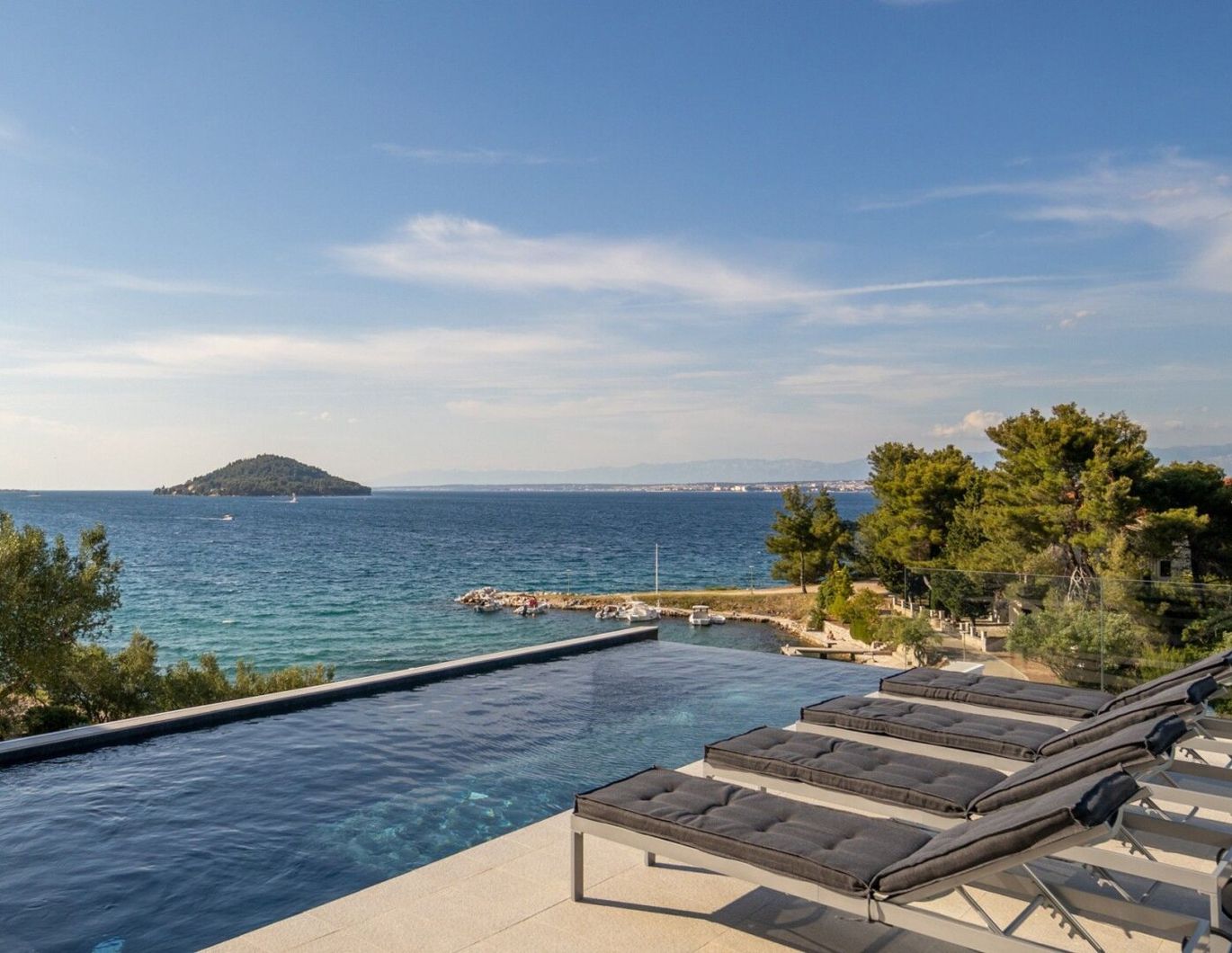 Moderne Luxusvilla mit Pool und Meerblick