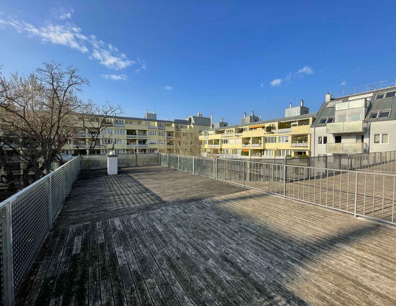 Sonnendeck-Terrasse im Innenhof, schön aufgeteilte 2-Zimmer Neubauwohnung