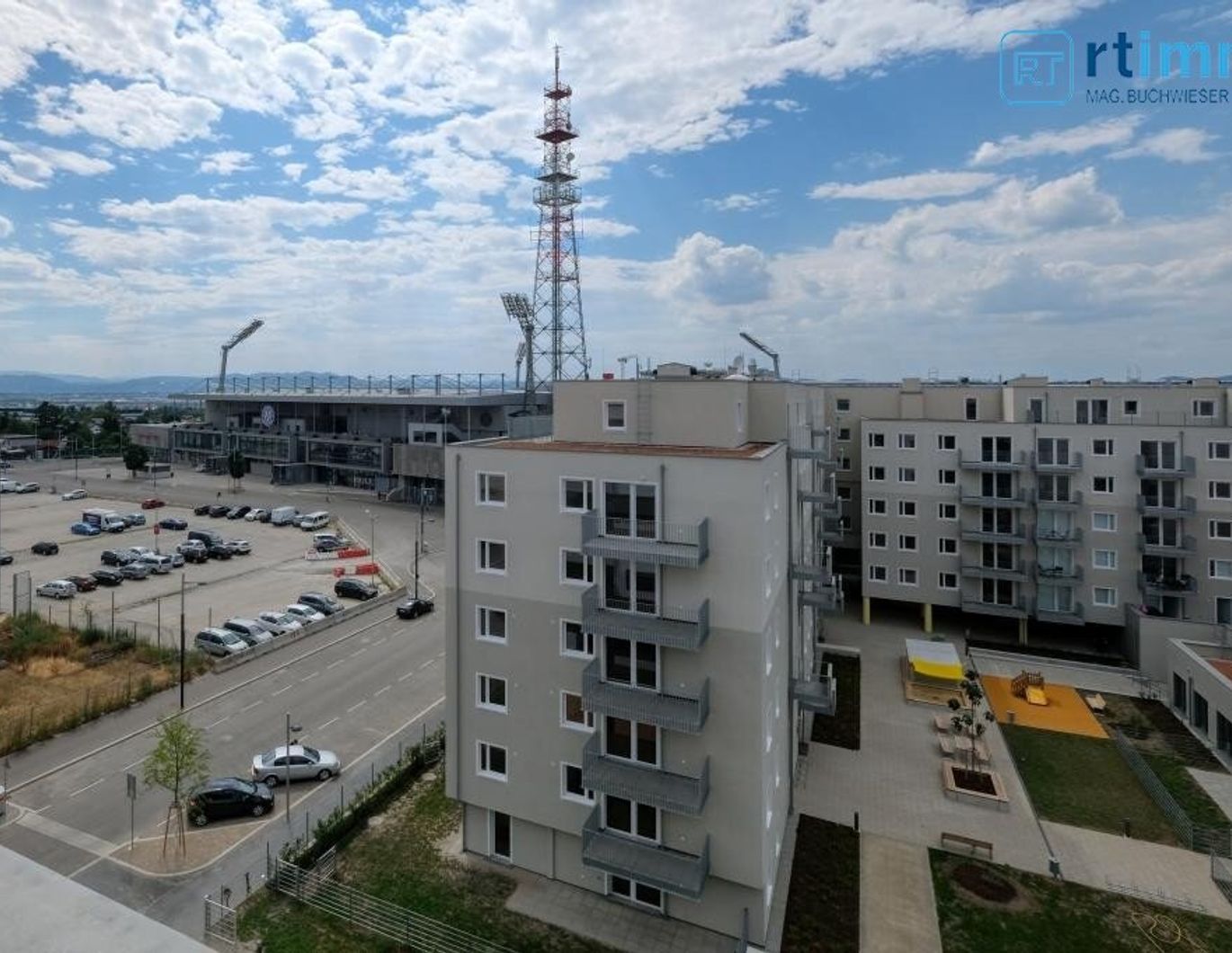 NEUWERTIGE DACHGESCHOSSWOHNUNG MIT GROSSER TERRASSE + GARAGENPLATZ + AIRCONDITION - U1 NÄHE