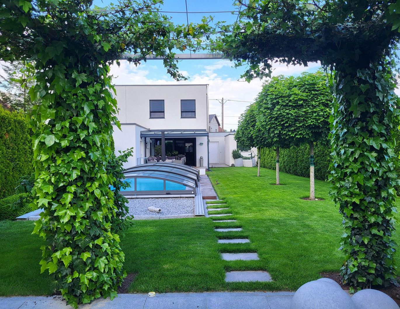 Neuwertige Doppelhaushälfte mit Gartenparadies, Pool, Sauna, im Villenviertel beim Wasserwald