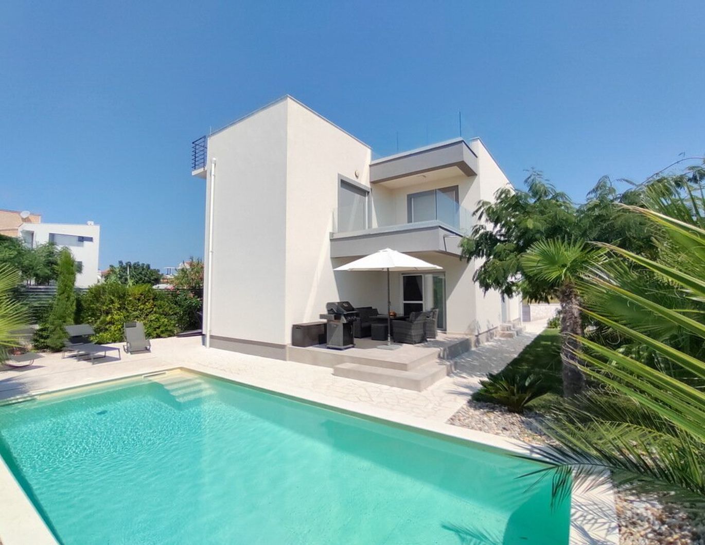 Luxusvilla mit Pool, Dachterrasse & Meerblick