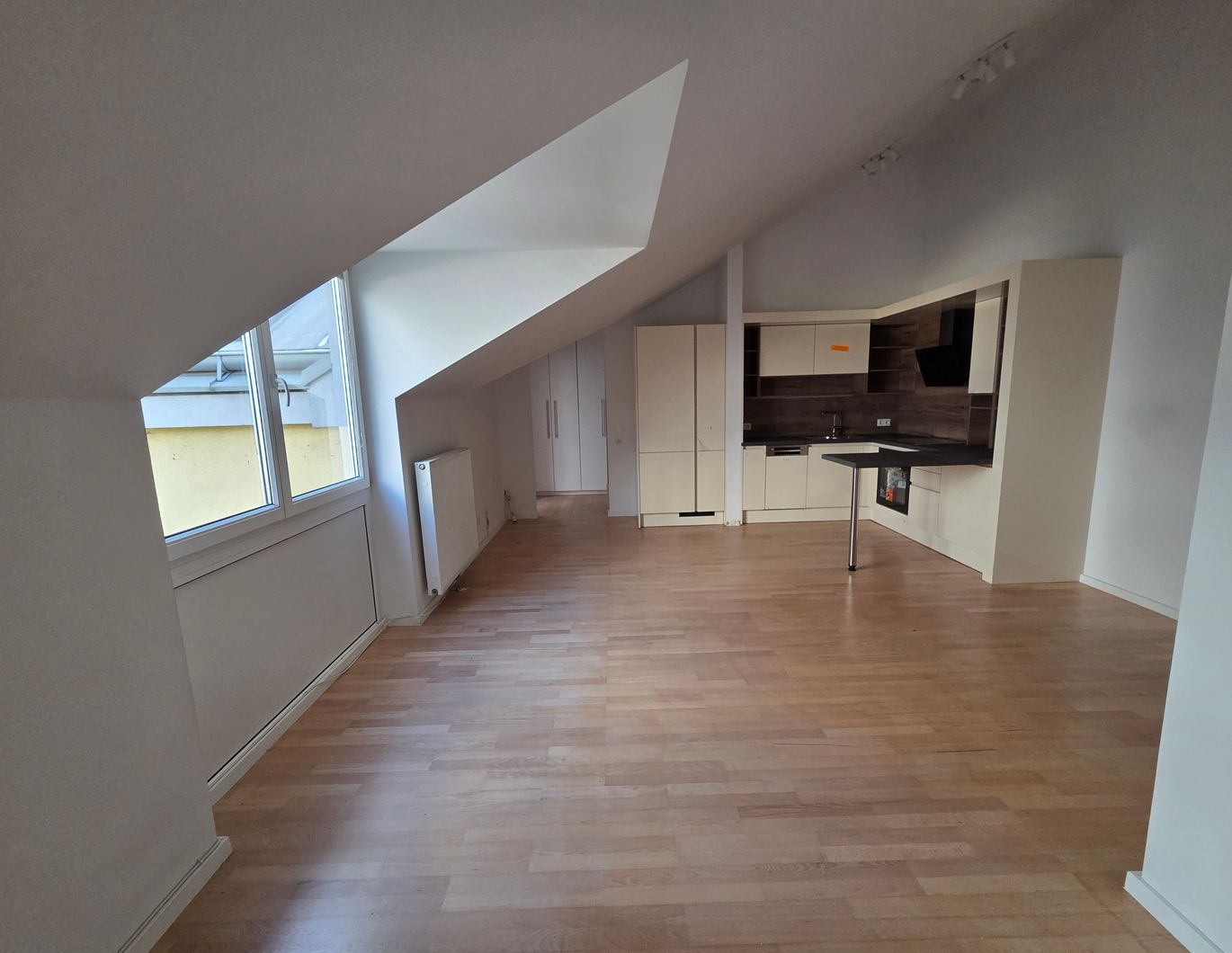 Helle, ruhige 2 Zimmer Wohnung Altbau (DG/modernisiert)