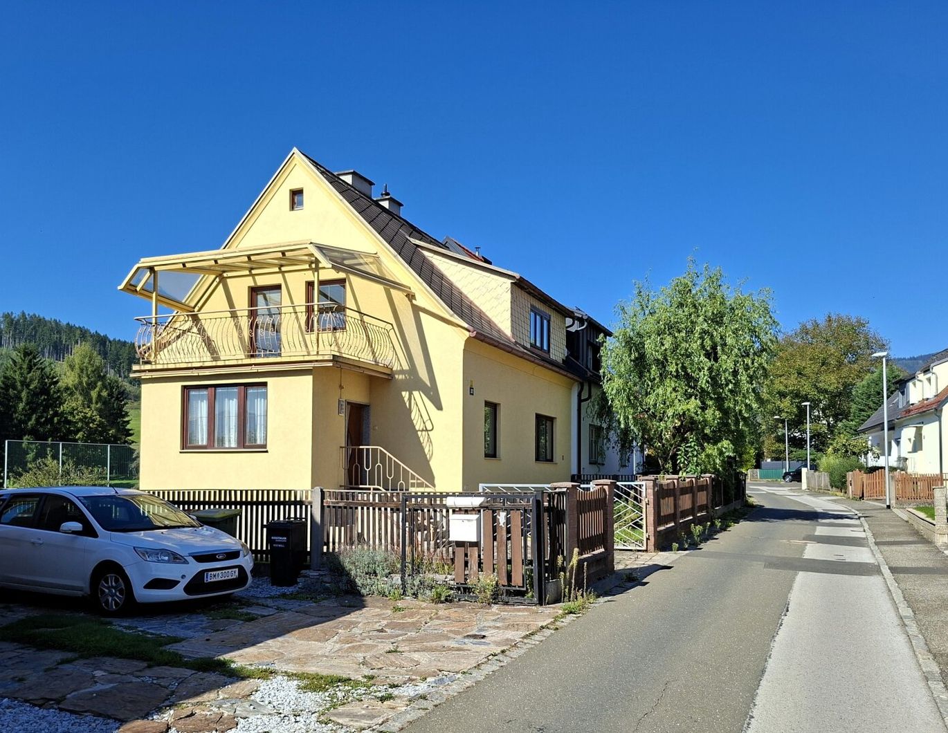 Gemütliche Doppelhaushälfte mit Vollkeller und Garage